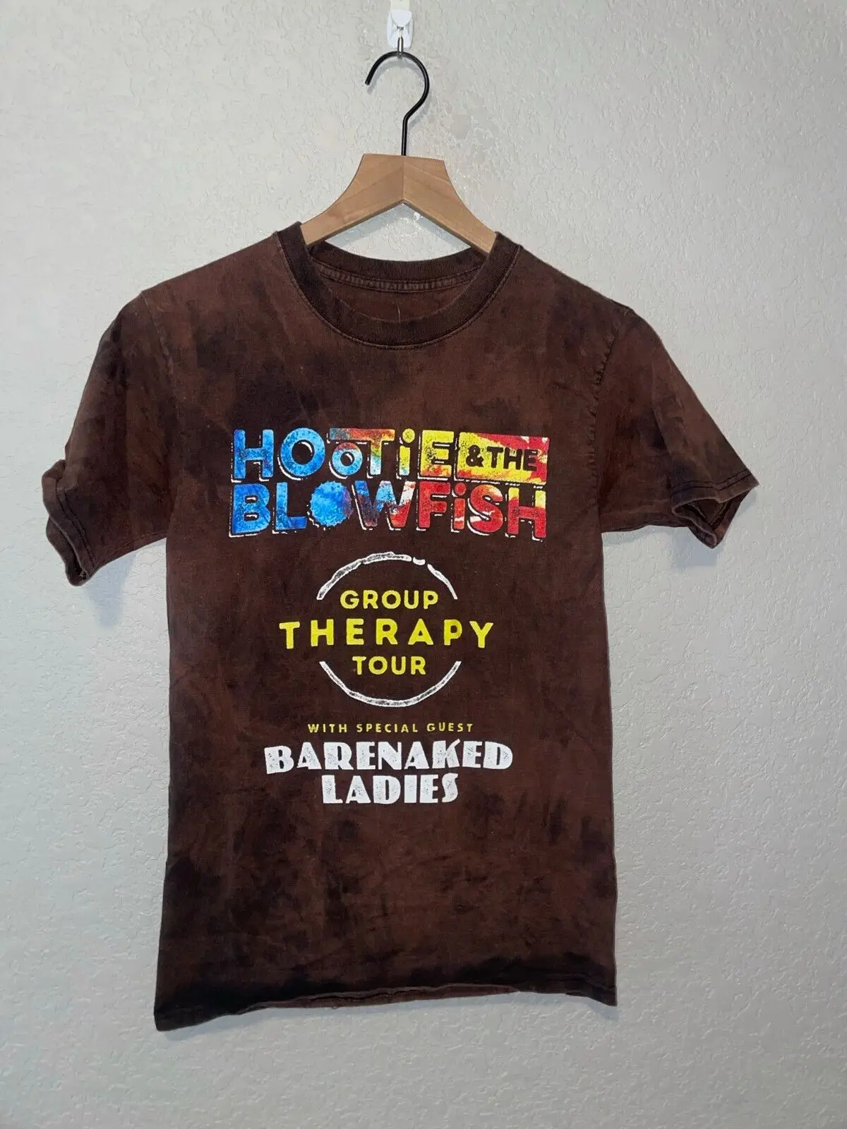 Обиколка на групова терапия Hootie & The Blowfish, на женската кафява риза с къси и дълги ръкави.