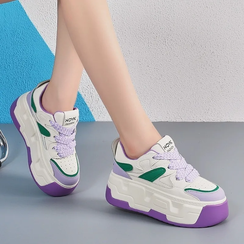2023 г., Нова дамска спортна вулканизированная обувки за момичета, ежедневни кожени обувки на дебела подметка, пролетта и есента модерен стил