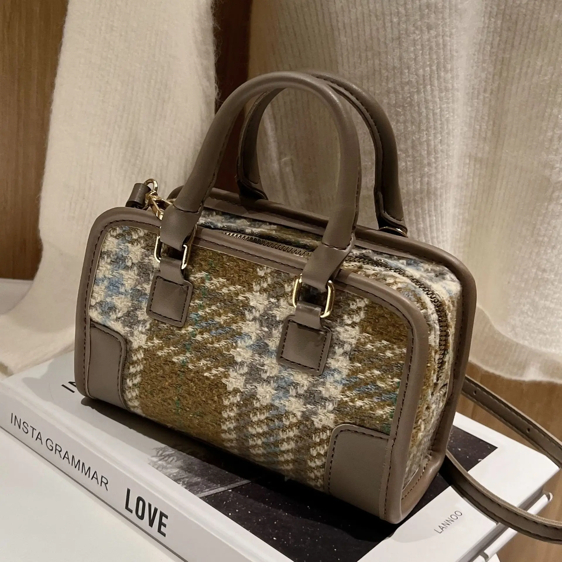 Дамски чанта от средни видоизменен твида в ретро стил 2023 г., нова модна дизайнерска чанта на рамото си, елегантна Универсална чанта през рамо