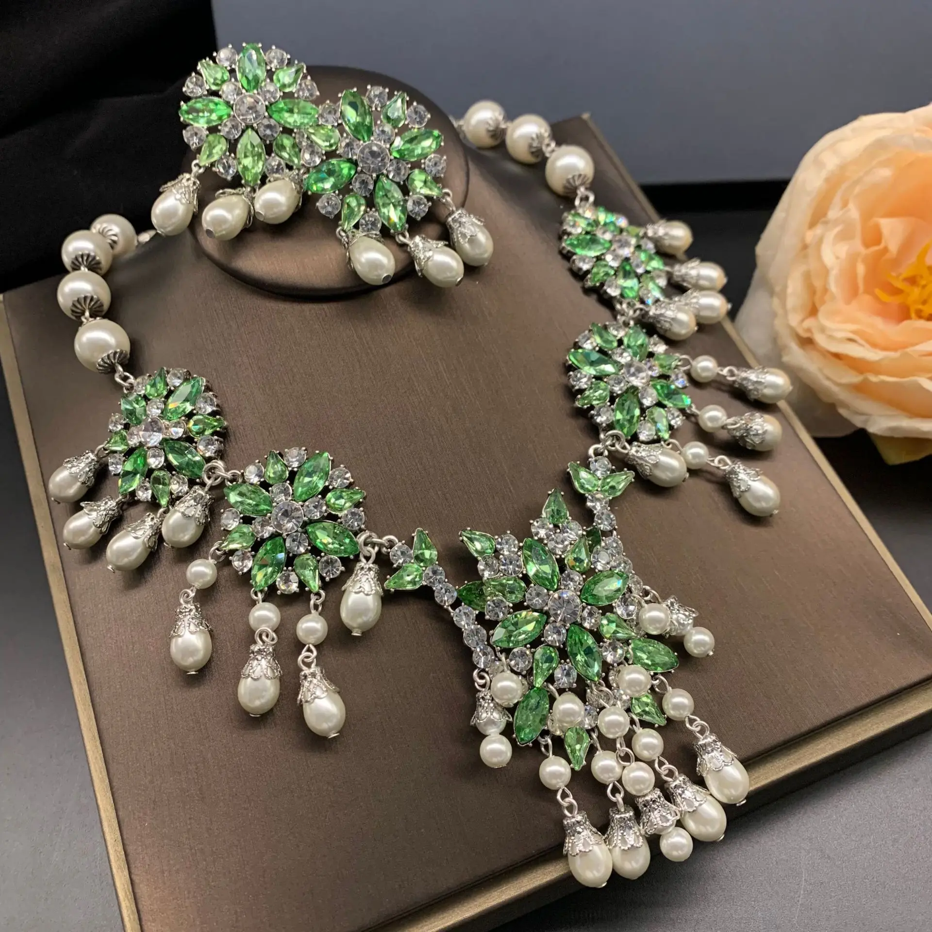 Екстравагантен зелен кристал перлена огърлица, обеци модерна жена вечерна рокля за сватбения банкет най-добрият аксесоар