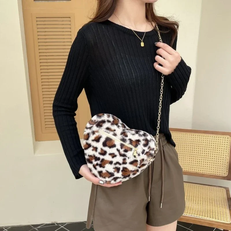 Есенно-зимна дамска чанта Модни и ежедневни чанта през рамо с леопардовым принтом във формата на сърце, разнообразна и модерна чанта през рамо