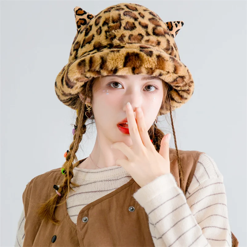 Леопардовая капачка рибар с кошачьими уши от изкуствена кожа, черно-бяла топло есенно-зимни плюшен капачка за момичета, универсална тенденция