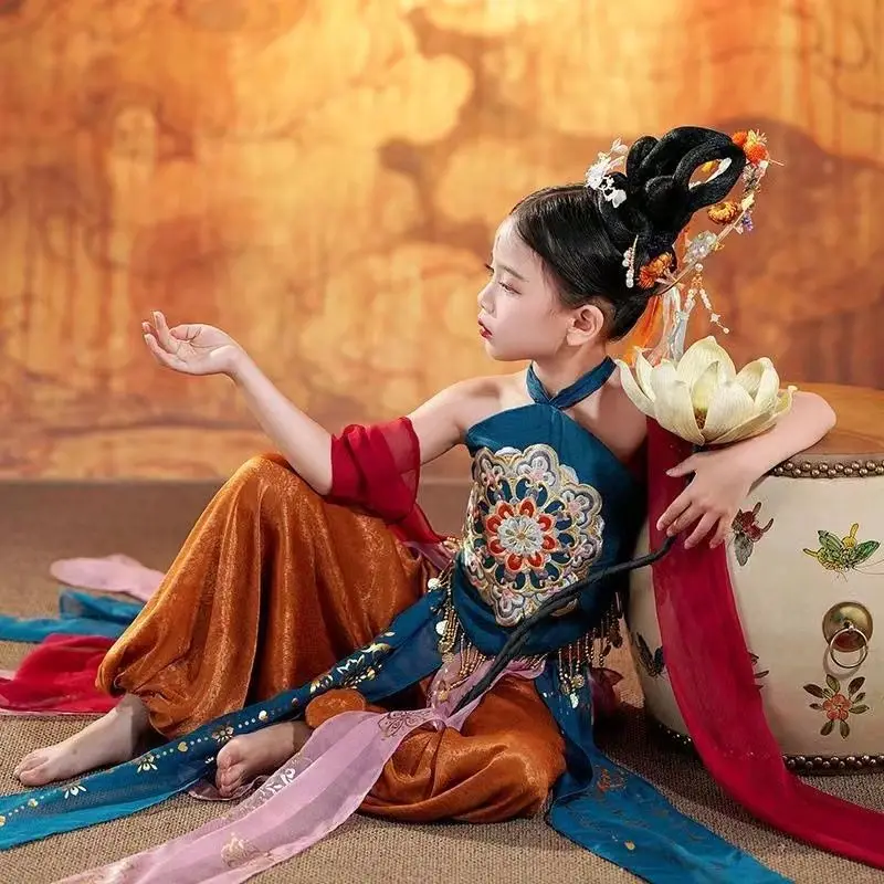 Летни сияние са Hanfu за момичета, бродирани в екзотичен стил, изпълняващи класически костюми за народни танци Дуньхуана, китайското традиционната рокля
