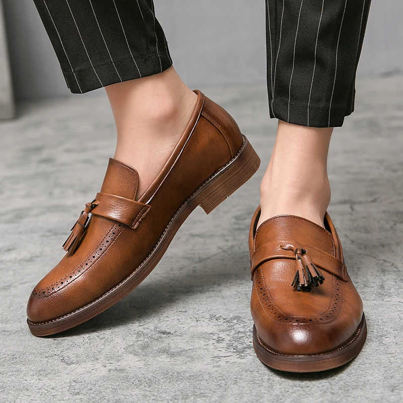 Модела обувки с пискюли в британския стил; мъжки обувки; Луксозни лоферы черен марка; мокасини в британския стил; мъжки обувки на дебела подметка и нисък ток;