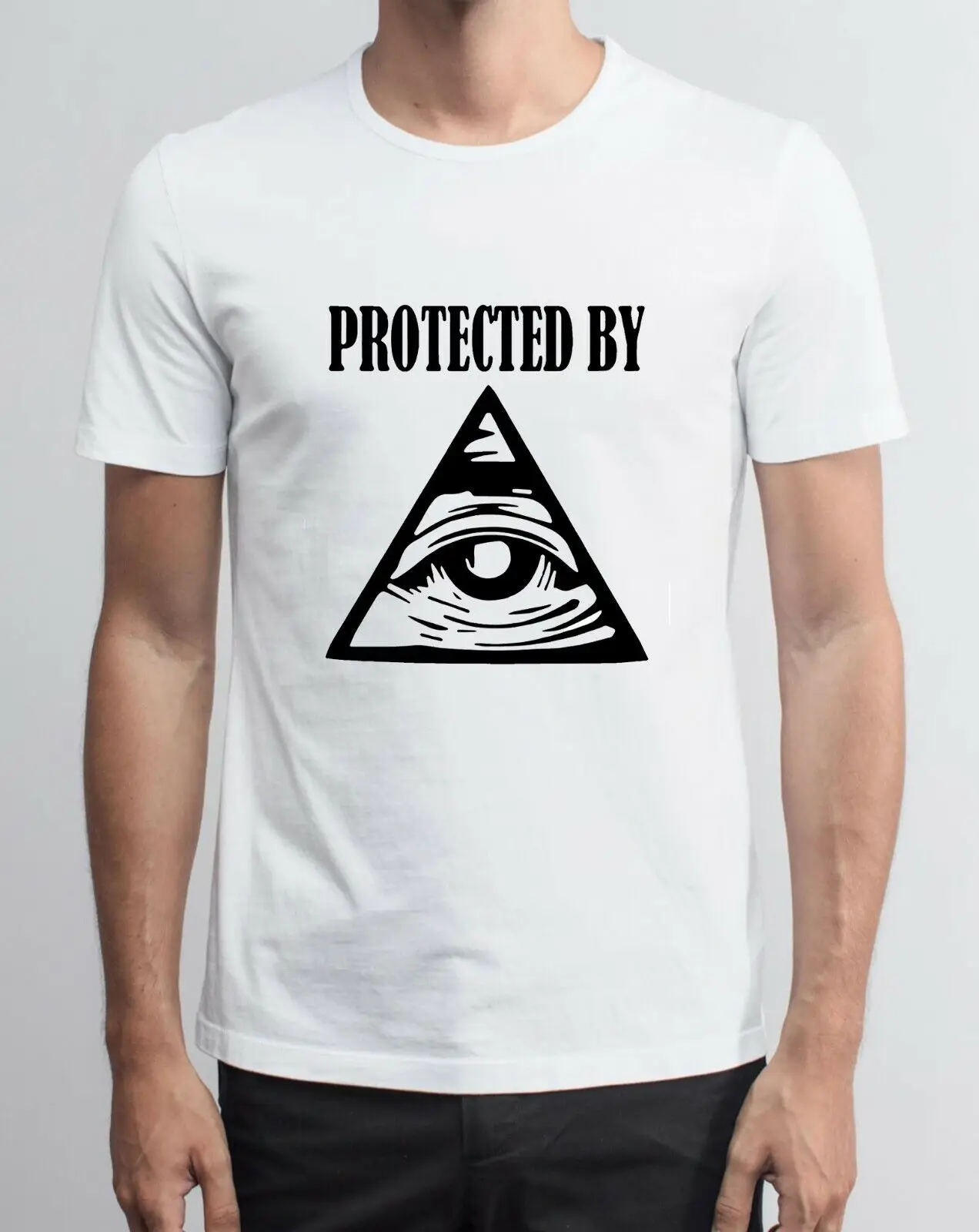 Мъжка тениска от бял памук с забавен модерен принтом Protected By Illuminati, горната фланелка