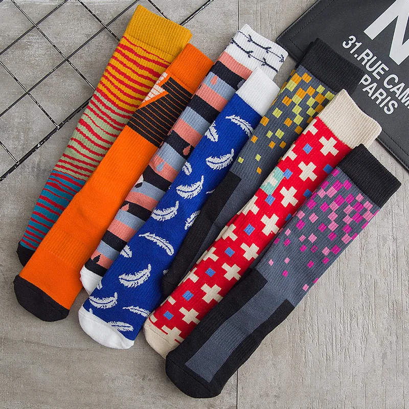 Нови памучни модерни ежедневни хавлиени мъжки спортни чорапи с висока тръба от памук