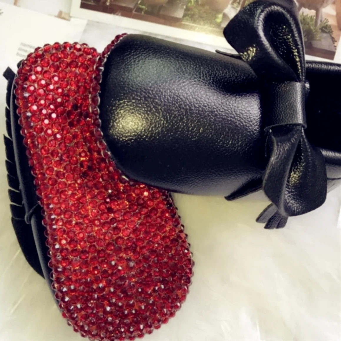 Стоп-моушън червен кристален подметка, искрящи кристали по поръчка кожени балетные обувки за момичета с малки деца, блестящи детски мокасини