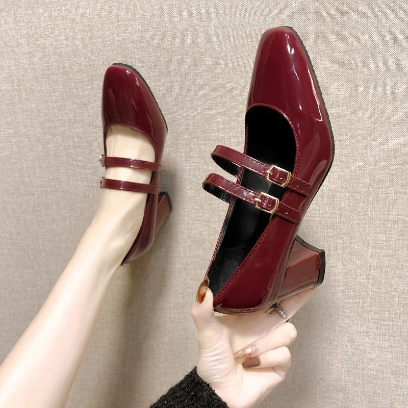 Червени обувки Mary Janes от лачена кожа, новост лятото 2024, дамски обувки-лодка с квадратни пръсти, удобни дамски фини обувки на масивна ток.