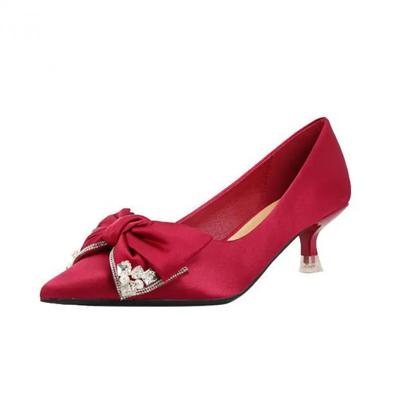 Червените булчински обувки Дамски обувки за булката с кристали и лък Дамски обувки-лодка на нисък ток с остър пръсти
