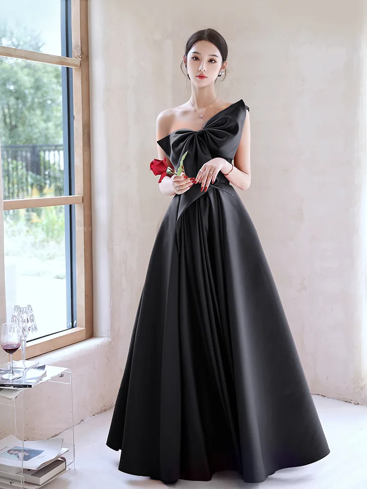 Черно атласное вечерна рокля с лък, женствена рокля с едно рамо за бала, есенно-зимния тънката рокля, темпераментни и дълги рокли в стил ар нуво